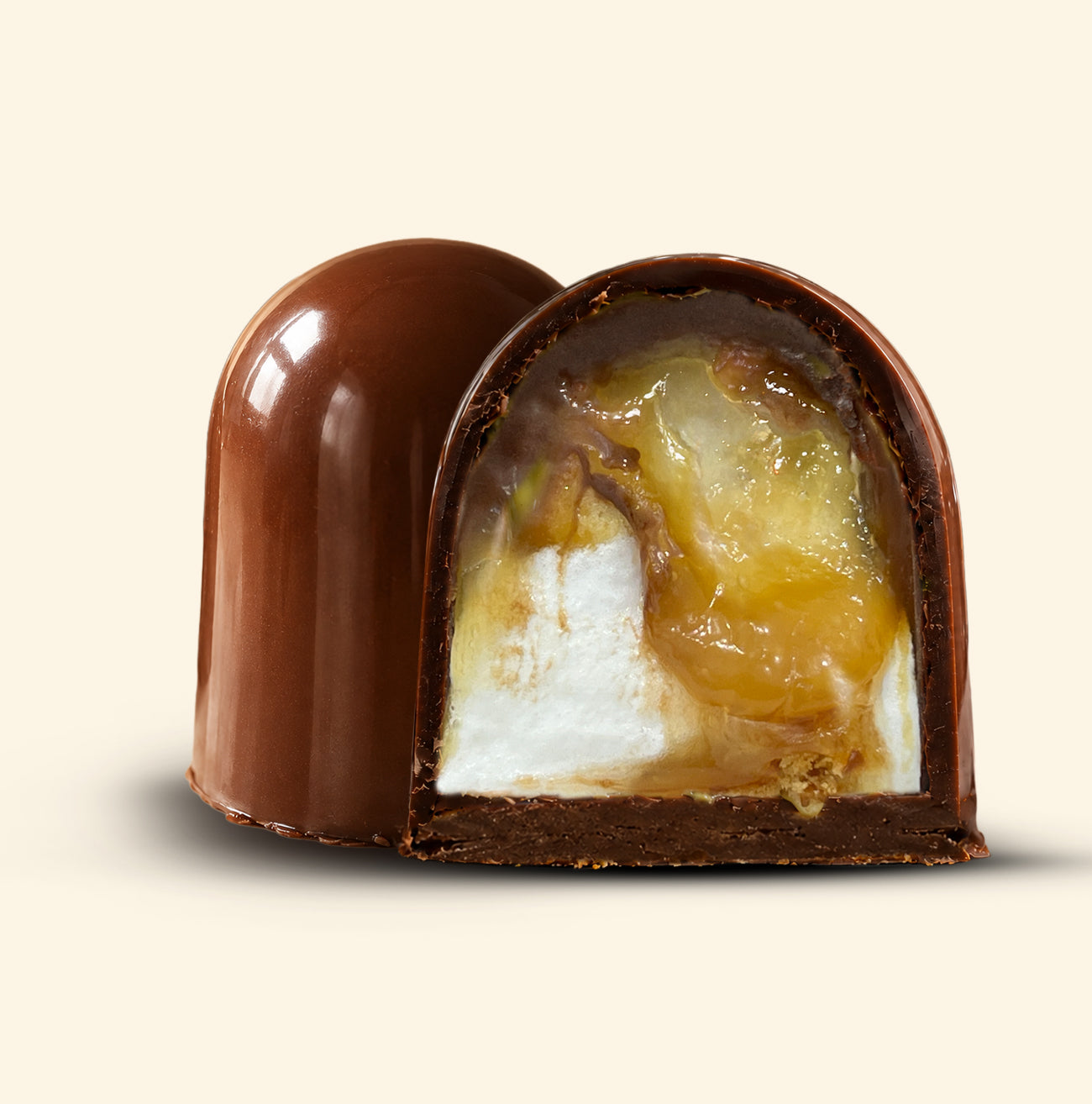 Dubai Kiss - Passion Fruit flødebolle cut in half showing marshmallow with passion fruit