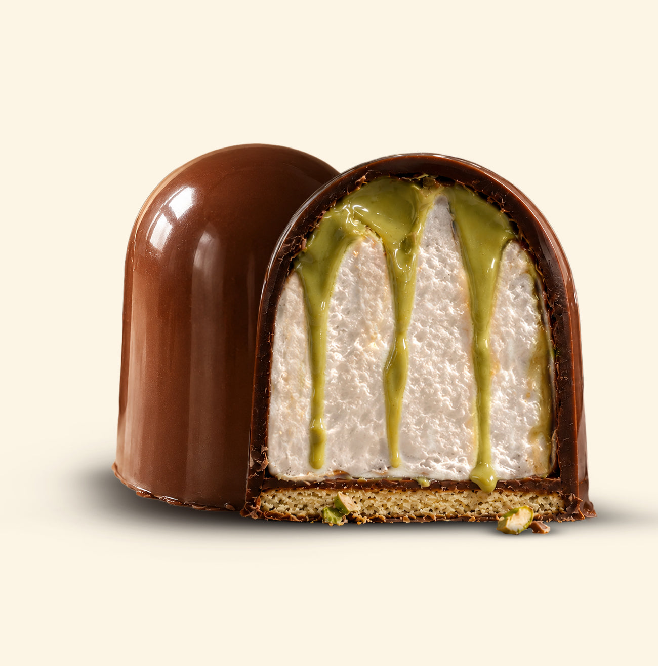 Dubai Kiss - Pistachio flødebolle cut in half showing marshmallow with pistachio cream drizzle