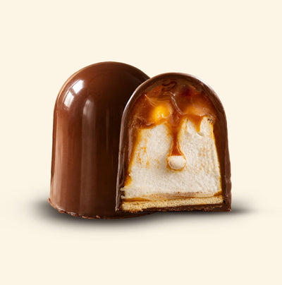 Dubai Kiss - Salted Caramel flødebolle cut in half showing marshmallow and caramel